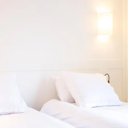 מלון דירות Montaigne 4*